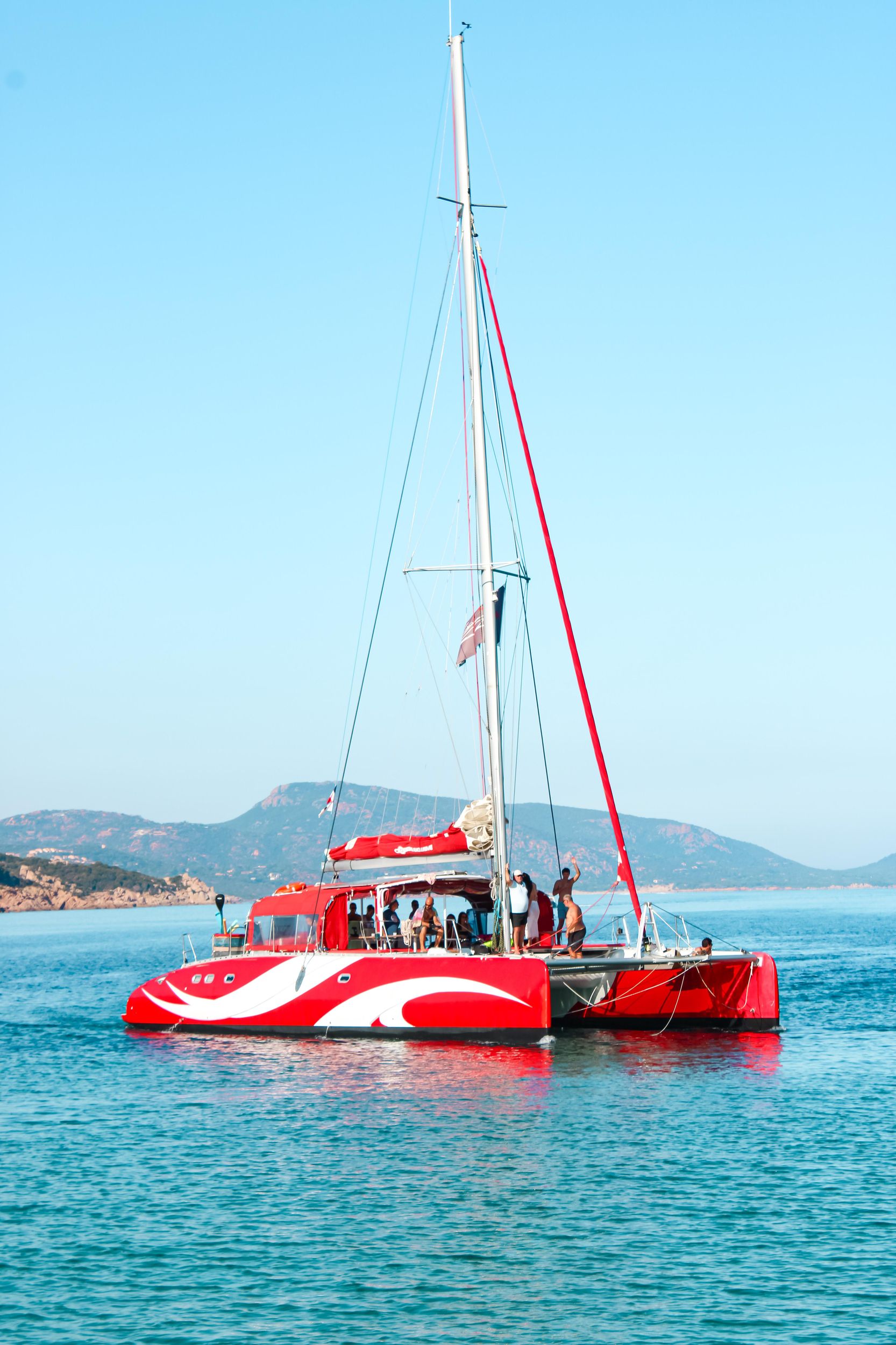 Kreuzfahrt auf einem Maxi-Katamaran mit Segeln