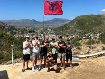 Delvina4x4: Från kalla krigets tunnlar till ottomanska minareter