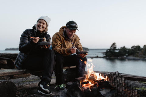 Helsinki : Excursion en kayak au soleil de minuit avec feu de camp