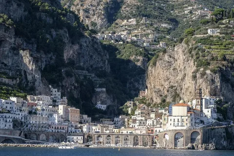 Praiano, Nerano i Sorrento: wycieczka pontonem z lunchem i przystankami w kąpieliskach