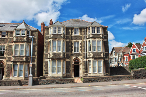 Cardiff: Express Walk with a Local 60-minute tour