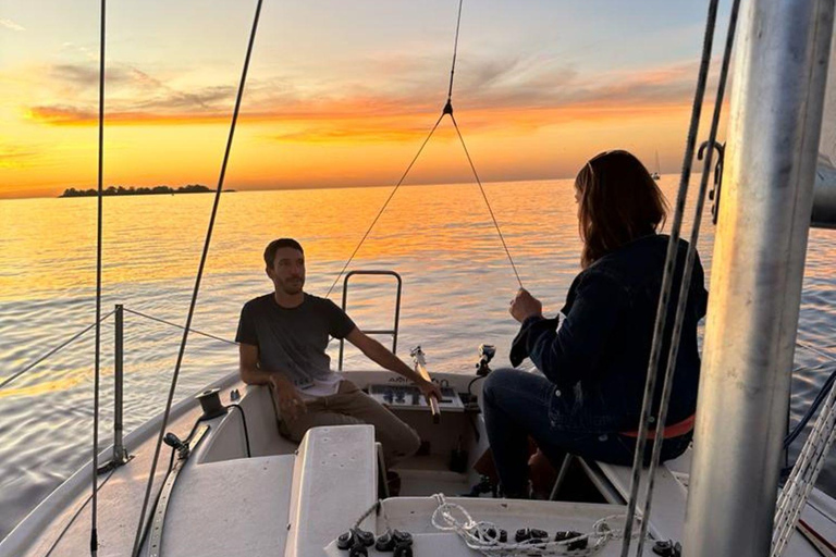 Private Sailing Tour with &quot;Alfajores&quot; and WineAmazing private sailing tour in Colonia del Sacramento