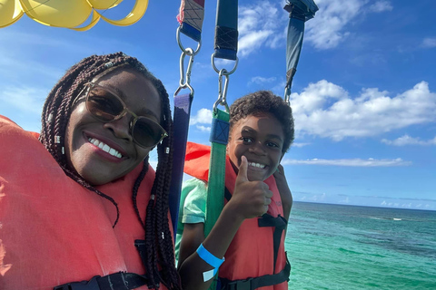 Parasailing a Punta Cana: Una scarica di adrenalina nel cielo