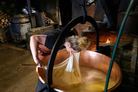 Interlaken: Farm Tour with Swiss Breakfast & Cheese Making