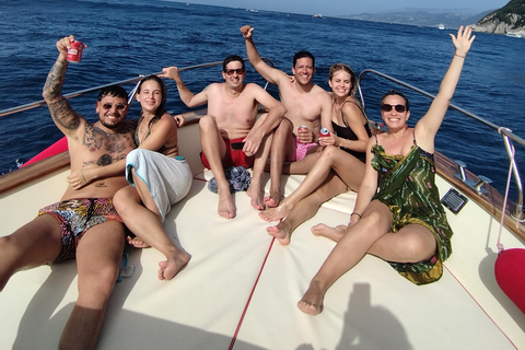 Sorrento: Passeio de barco partilhado em Capri com snorkeling e diversão!