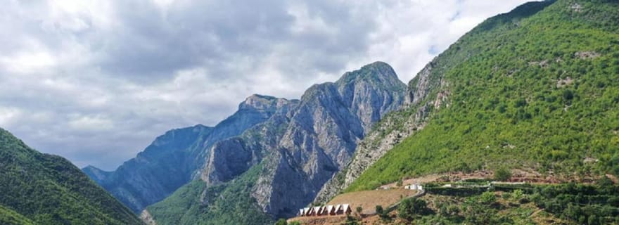 Lac de Koman : location de kayak avec transfert en bateau