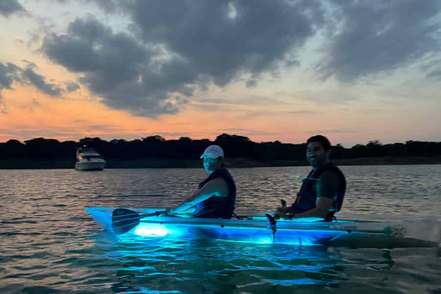 Grapevine Lake: Tour mit transparentem Kajak. Foto: GetYourGuide