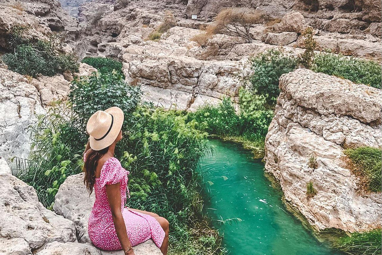 Au départ de Mascate : visite privée du Wadi Shab et du gouffre de BimmahVisite privée d'une jounée à Wadi Shab et Bimmah SinkHole Tour