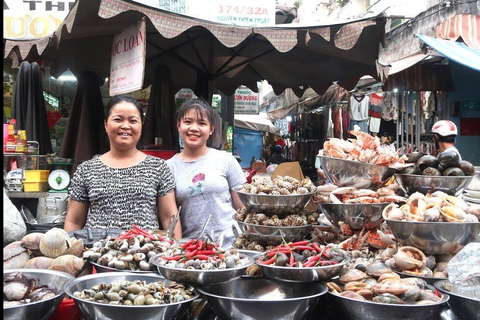 Saigon: Michelin Guide matupplevelse med Ao Dai kvinnliga ryttareGruppresa - upphämtning från hotell och avlämning vid hotell