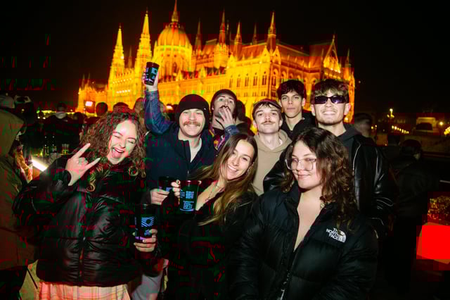 Budapest : croisière festive sur le Danube avec DJ et forfaits boissons