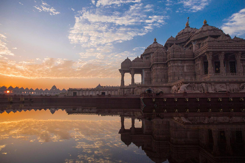 Delhi: Old Delhi, Akshardham Temple, and Light Show Tour English Language Guide