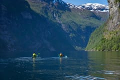 Geiranger: Kajaktour mit Blick auf Wasserfälle