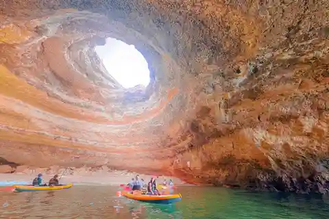 Benagil: Passeio de caiaque guiado por cavernas, enseadas e praias secretas