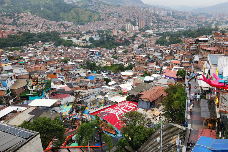 Tour privato nel comune 13: grafitour, gastronomia, museo EscobarTour privato nel comune 13: graffiti, gastronomia, museo Escobar