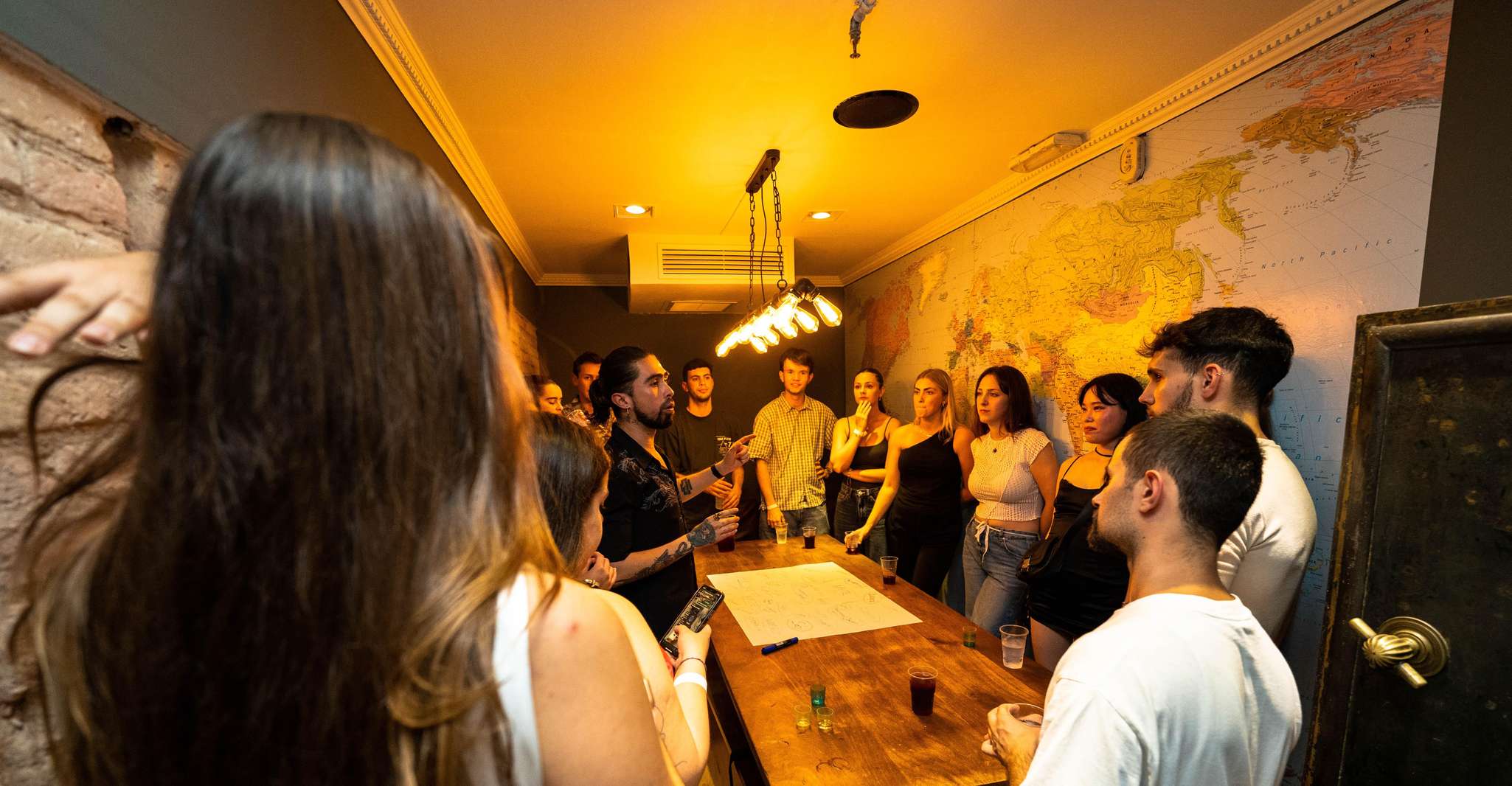 Barcelona, Pub Crawl mit 1-Stunden-Bar und VIP-Club-Eintritt - Hizvo