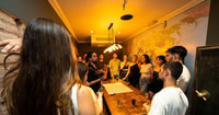 Barcelona, Pub Crawl mit 1-Stunden-Bar und VIP-Club-Eintritt - Hizvo