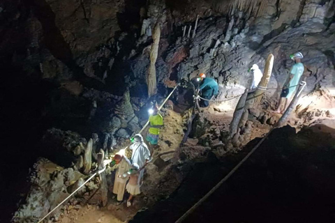 Krabi: Esplora la grotta di Tham Khlang e l&#039;avventura della Laguna Blu