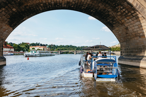 Praga: nadando em uma bicicleta de cerveja em um barco