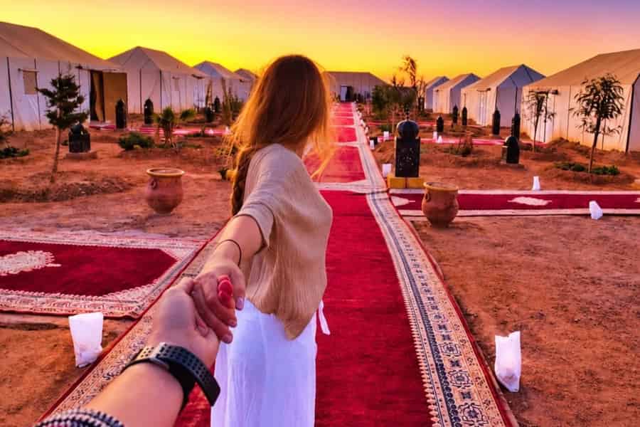 Ab Marrakesch: 3-tägige Tour nach Merzouga mit Kamelritt und Luxus-Camping. Foto: GetYourGuide Ab Marrakesch: 3-tägige Tour nach Merzouga mit Kamelritt und Luxus-Camping. Foto: GetYourGuide