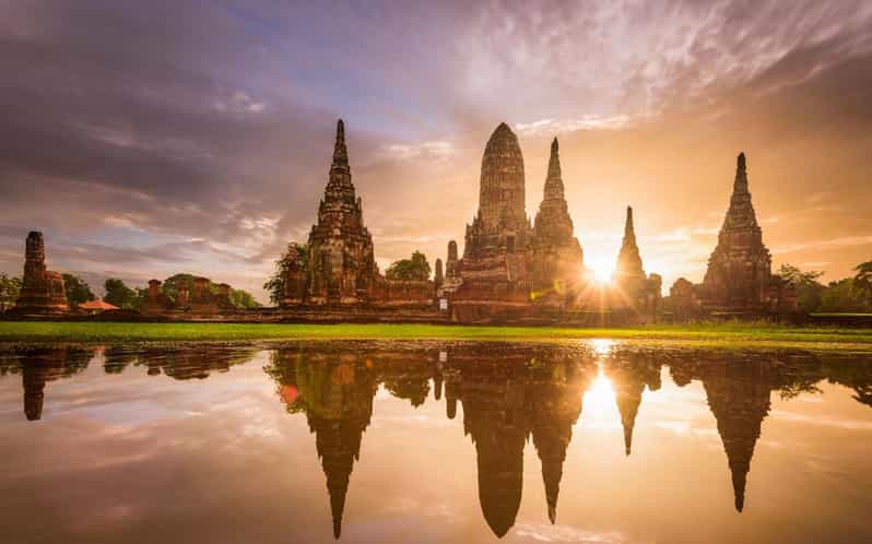 Ab Bangkok: Ayutthaya-Tempel bei Nacht & Markt mit lokalem Snack