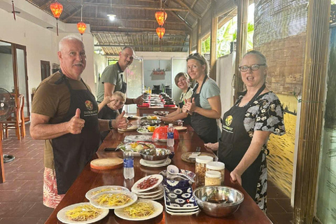 Tour del mercato, giro in barca a cesto e lezione di cucina con HangcoconutCompletamente funzionante