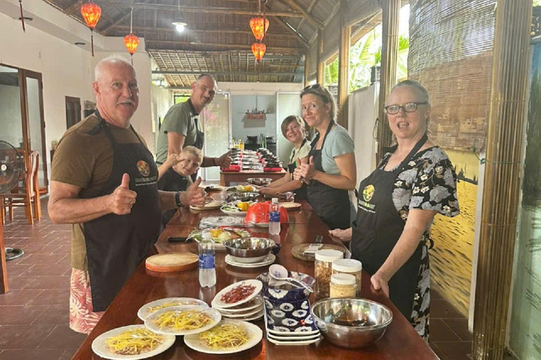 Tour del mercato, giro in barca a cesto e lezione di cucina con HangcoconutCompletamente funzionante