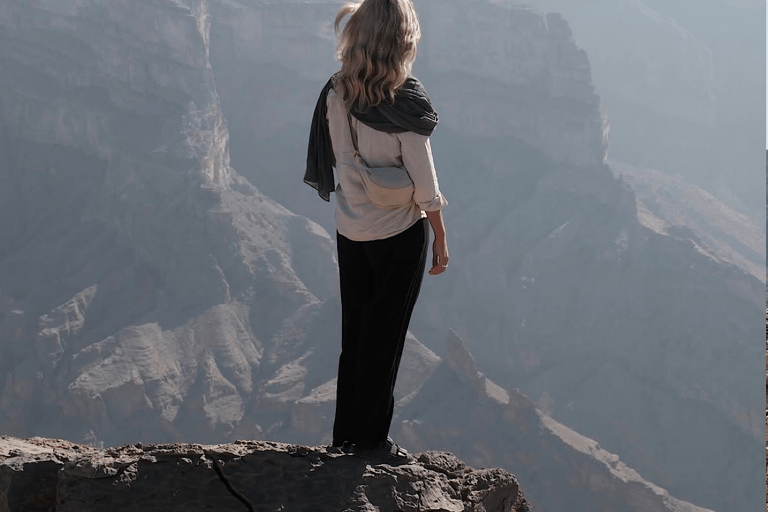 From Muscat: Jebel Shams Grand Canyon 4x4 Adventure Hotel Pickup from Muscat