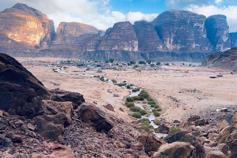 Wadi Rum: Half-day 4x4 Tour with Sandboarding and Canyons