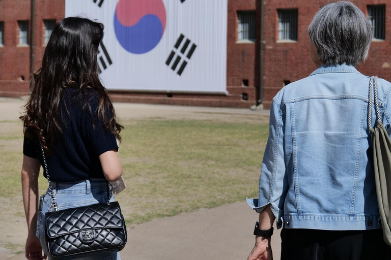 Seul: Wycieczka po historycznym miejscu więzienia Seodaemun z lokalnym ekspertemMroczna wycieczka po Korei: więzienie Seodaemun