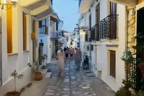 Esplorare la città di Skiathos: una passeggiata storica