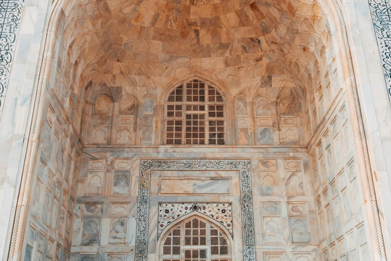Ab Delhi: All-Inclusive Taj Mahal Tour mit dem ExpresszugZug 2. Klasse mit Wagen und Reiseführer