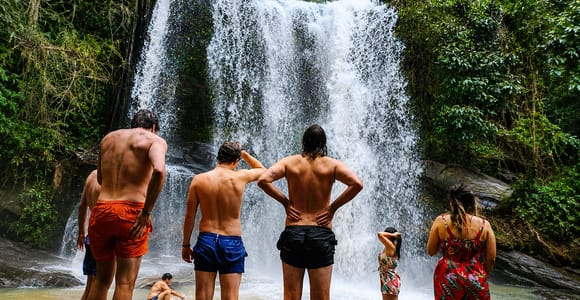 Chiang Mai: Bamboo Rafting, Waterfall & Temple Tour