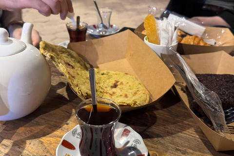 巴格达：在历史咖啡馆与当地人共饮茶、叙闲谈巴格达：在历史悠久的咖啡馆里与当地人喝茶聊天