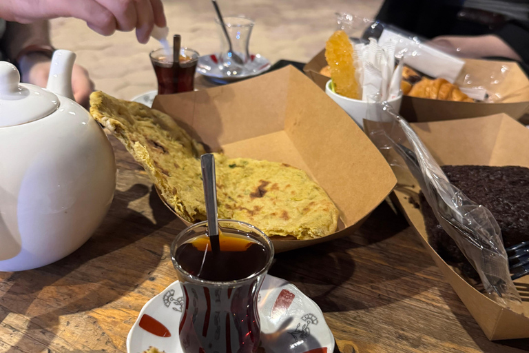 巴格达：在历史咖啡馆与当地人共饮茶、叙闲谈巴格达：在历史悠久的咖啡馆里与当地人喝茶聊天