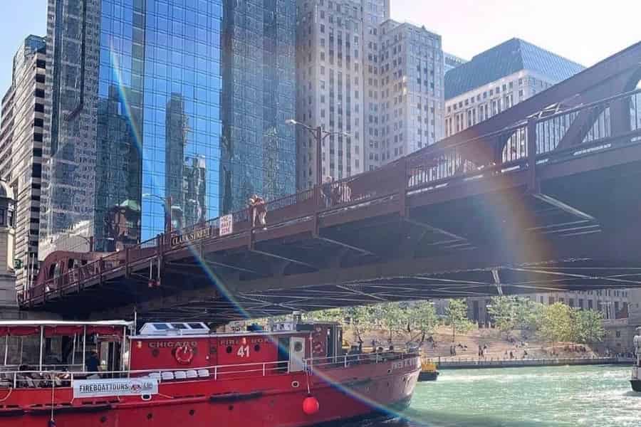 Chicago: Historische Feuerlöschbootfahrt auf See und Fluss. Foto: GetYourGuide Chicago: Historische Feuerlöschbootfahrt auf See und Fluss. Foto: GetYourGuide