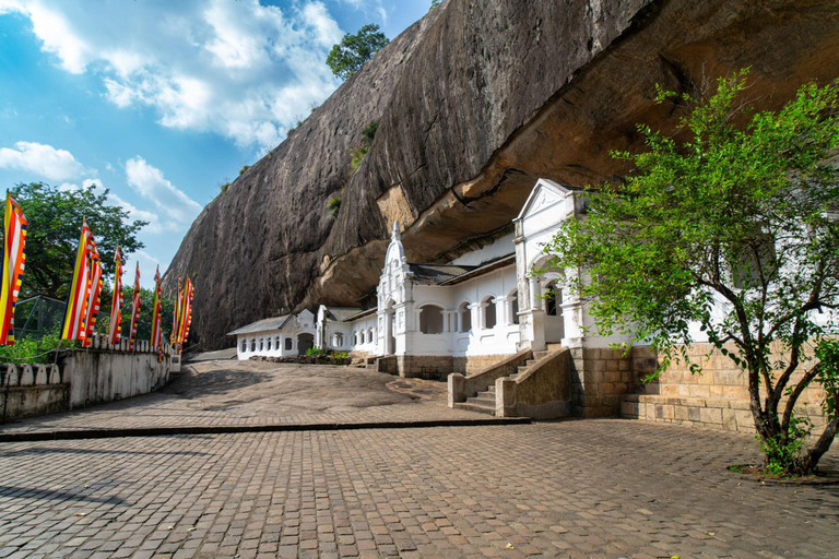 8-Day Sri Lanka Private Tour with Hotels, Train Ride &Safari