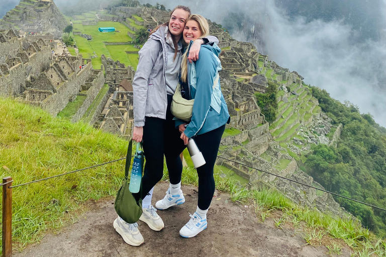 From Aguas Calientes: Machu Picchu guided tour with tickets