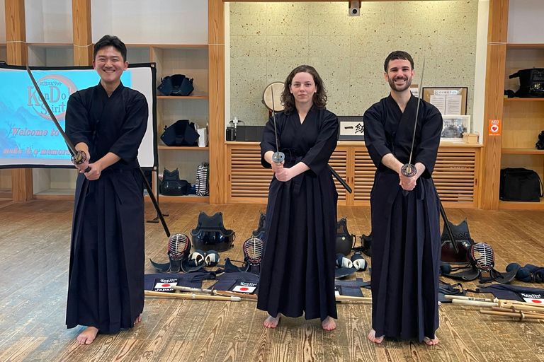 Tokyo: Japanese Kendo Experience with High-Ranked Instructor Let's experience kendo, a traditional Japanese martial art!