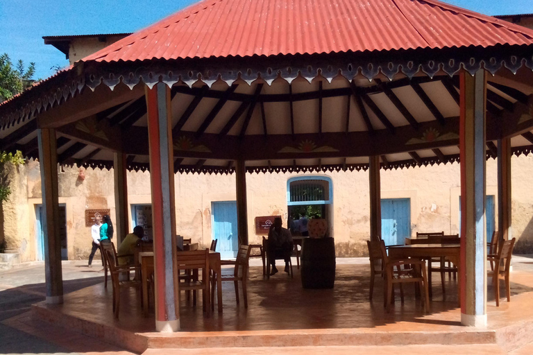 Zanzibar: tour guidato dell'isola prigione con guida localeZanzibar: tour guidato dell'isola prigione con una guida locale