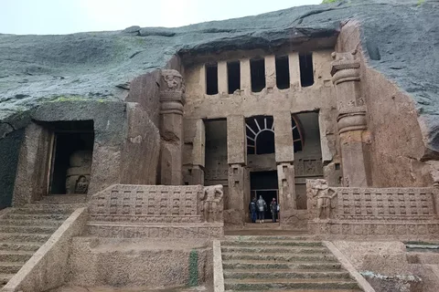 Mumbai: Boeddhistische Kanheri grotten met Gouden Pagode Tempel