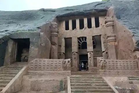 Mumbai: Grutas budistas de Kanheri com o Templo do Pagode Dourado