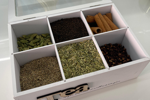 Mumbai: lezione di cucina indiana a casa di una famiglia del postoMumbai: lezione di cucina indiana a casa di una famiglia