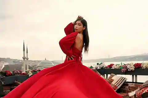 Istanbul: Rooftop Photoshoot with Flying Dress