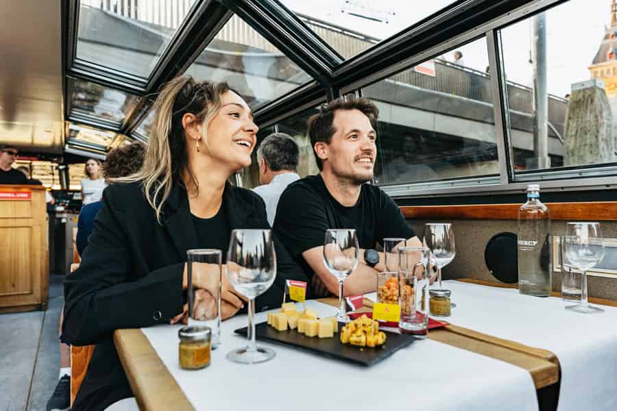 Amsterdam: Gemütliche Käse- & Weinverkostung auf einer Bootsfahrt. Foto: GetYourGuide