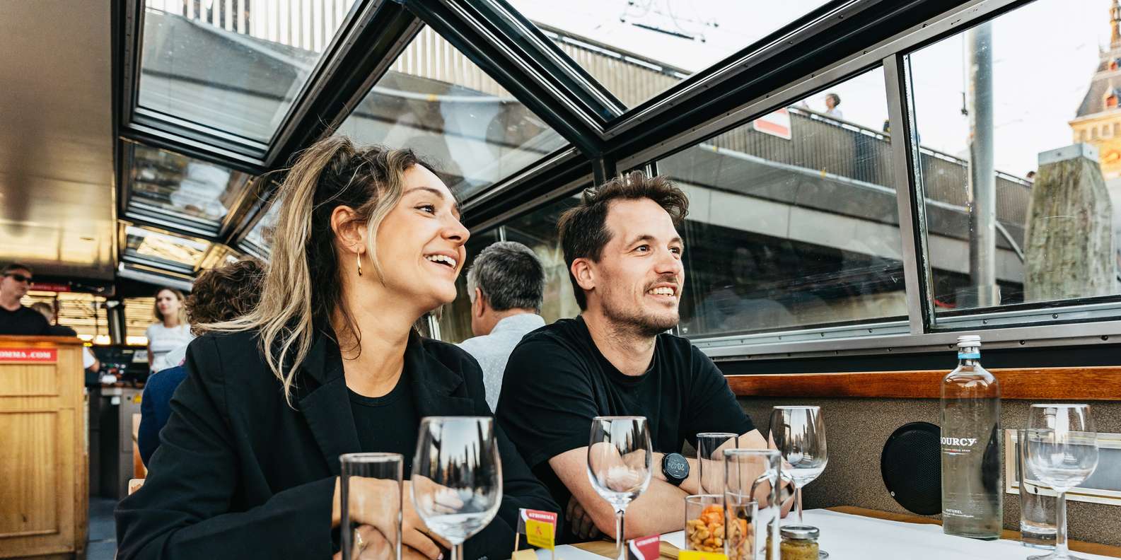 Amsterdam: Cozy Cheese & Wine Cruise Tasting Experience