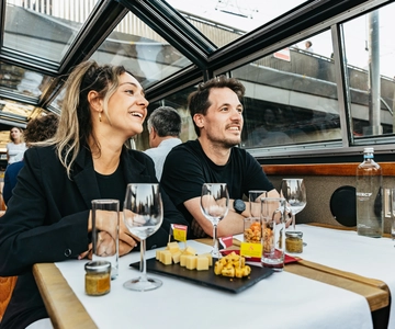 Amsterdam: Cheese & Wine Cruise Tasting Experience