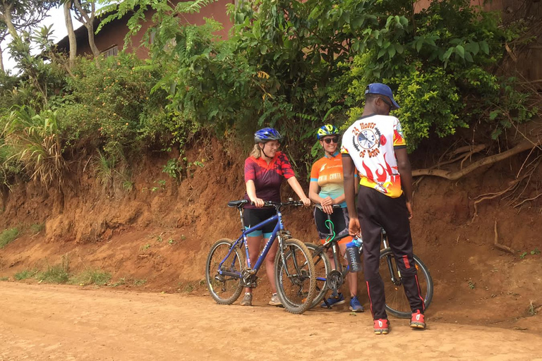 Cyclisme vers les chutes d'eau de Materuni