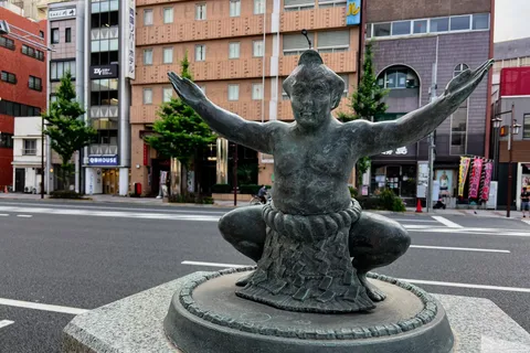 東京：伝統に踏み込む、相撲取りと芸者