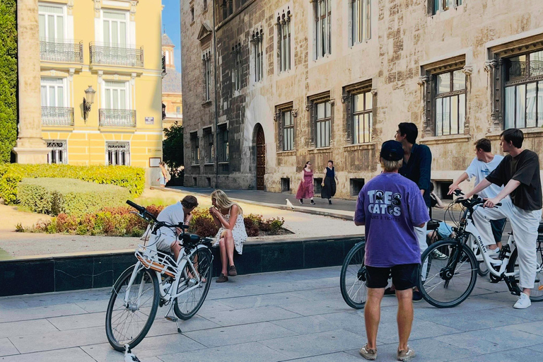 Valencia: Historic Center and City of Arts Guided Bike Tour Small Group in French