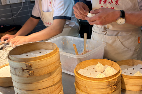 Shanghai: Yuyuan Old Street Food Walking Tour (2–2.5 Hours)